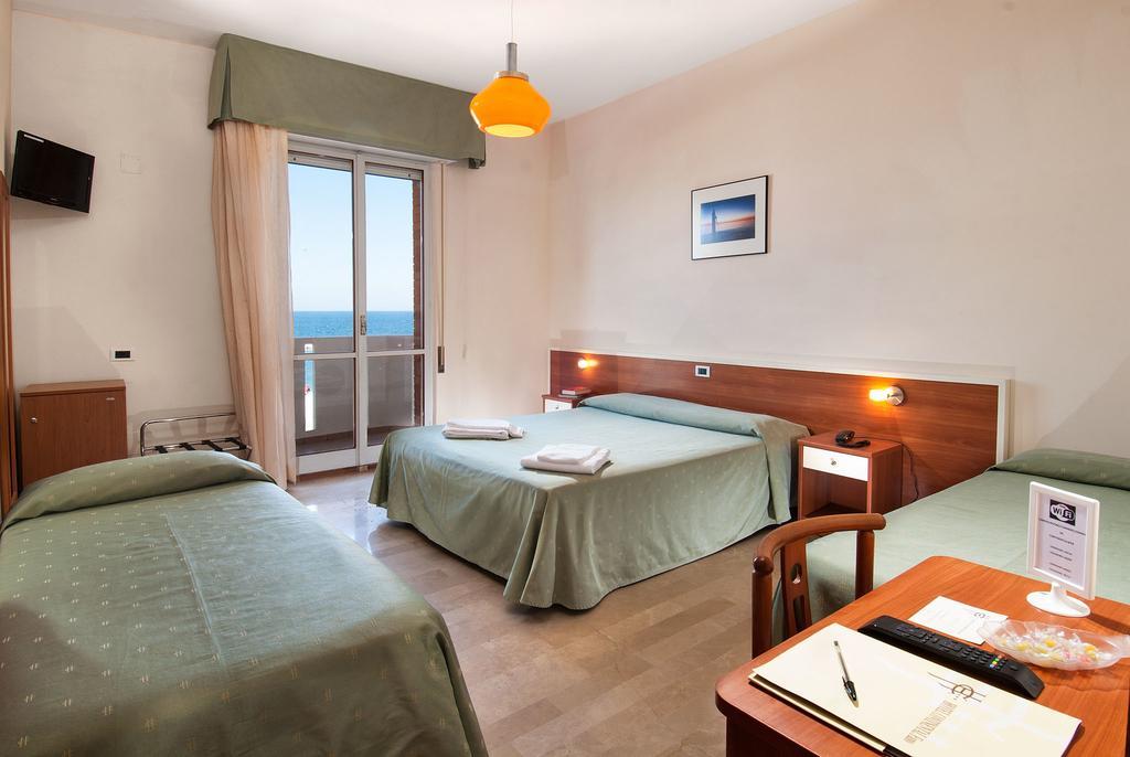 Hotel Continental Fano Habitación foto